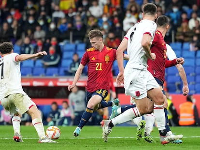 Dani Olmo, en el disparo que supuso el gol del triunfo de España ante Albania. Getty