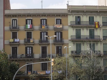 Diferentes banderas cuelgan de los balcones de la Plaza de Tetuán, en Barcelona.