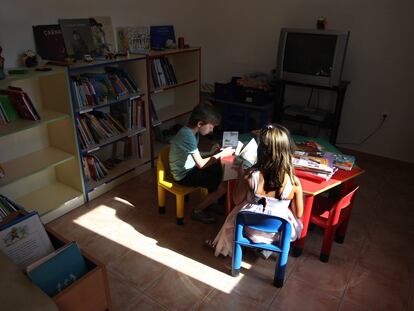 Alumnos en una escuela de Cañizares (Cuenca), en una foto de archivo.