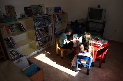 Alumnos en una escuela de Cañizares (Cuenca), en una foto de archivo.