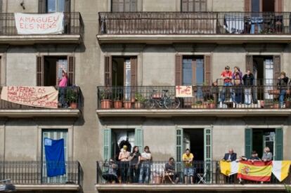 Contrastes en un edificio del barrio de la Sagrada Familia por la visita del Papa a Barcelona