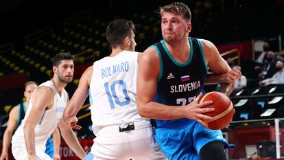 Doncic supera a Bolmaro en el partido entre Eslovenia y Argentina.