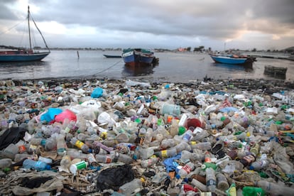 Basura y escombros cubren una costa en Haití, el 10 de marzo de 2022.