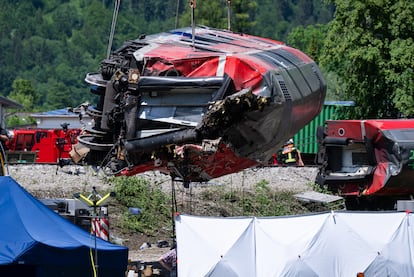 Restos del tren siniestrado el pasado viernes en Alemania.