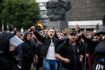 Manifestantes junto a una escultura de Karl Marx el 27 de agosto de 2018, en Chemnitz (Alemania).