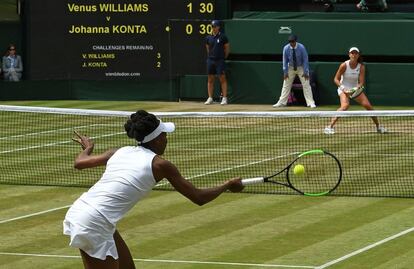La jugadora Venus Williams devuelve la pelota a la británica Johanna Konta durante el partido de semifinales del torneo de Wimbledon.