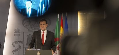 Rajoy, ayer tras la reuni&oacute;n con el primer ministro argelino Sellal. 
