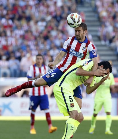 Gabi disputa el balón a Sergio Busquets