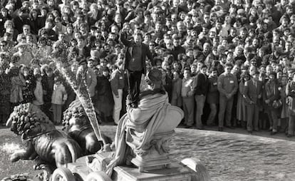 Un hombre subido a la fuente de la Cibeles en el entierro del alcalde de Madrid Enrique Tierno Galván, el 21 de enero de 1986.