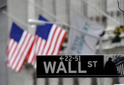 Imagen de un cartel de Wall Street a la entrada de la bolsa de Nueva York, EE.UU. EFE/Archivo