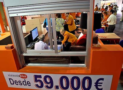 Un vendedor de una empresa inmobiliaria, ayer en la feria celebrada en la plaza de Toros de Valencia.
