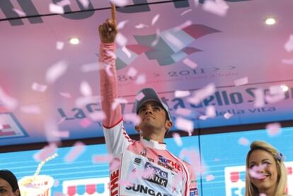 Alberto Contador señala al cielo tras su victoria.