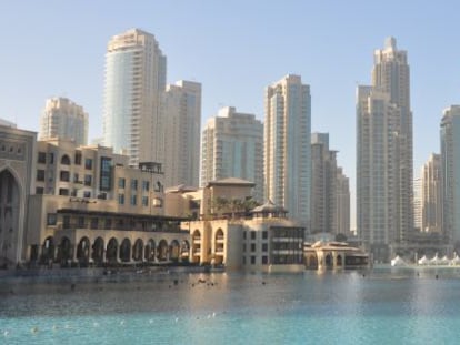 Panor&aacute;mica de Dub&aacute;i desde la torre Khalifa con el lago artificial.