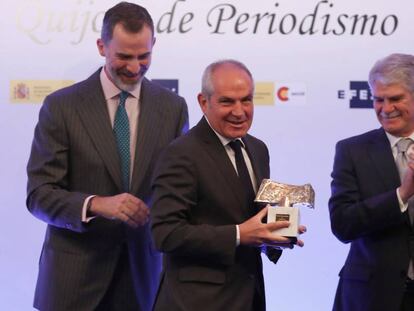 EL PAÍS editor-in-chief Antonio Caño (c) after being awarded the prize by King Felipe (l).