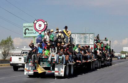 Integrantes de la caravana, a su paso por el Estado de Puebla.