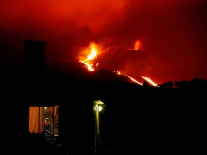 El volcán Cumbre Vieja arroja lava y humo mientras continúa en erupción, visto desde Tacande.