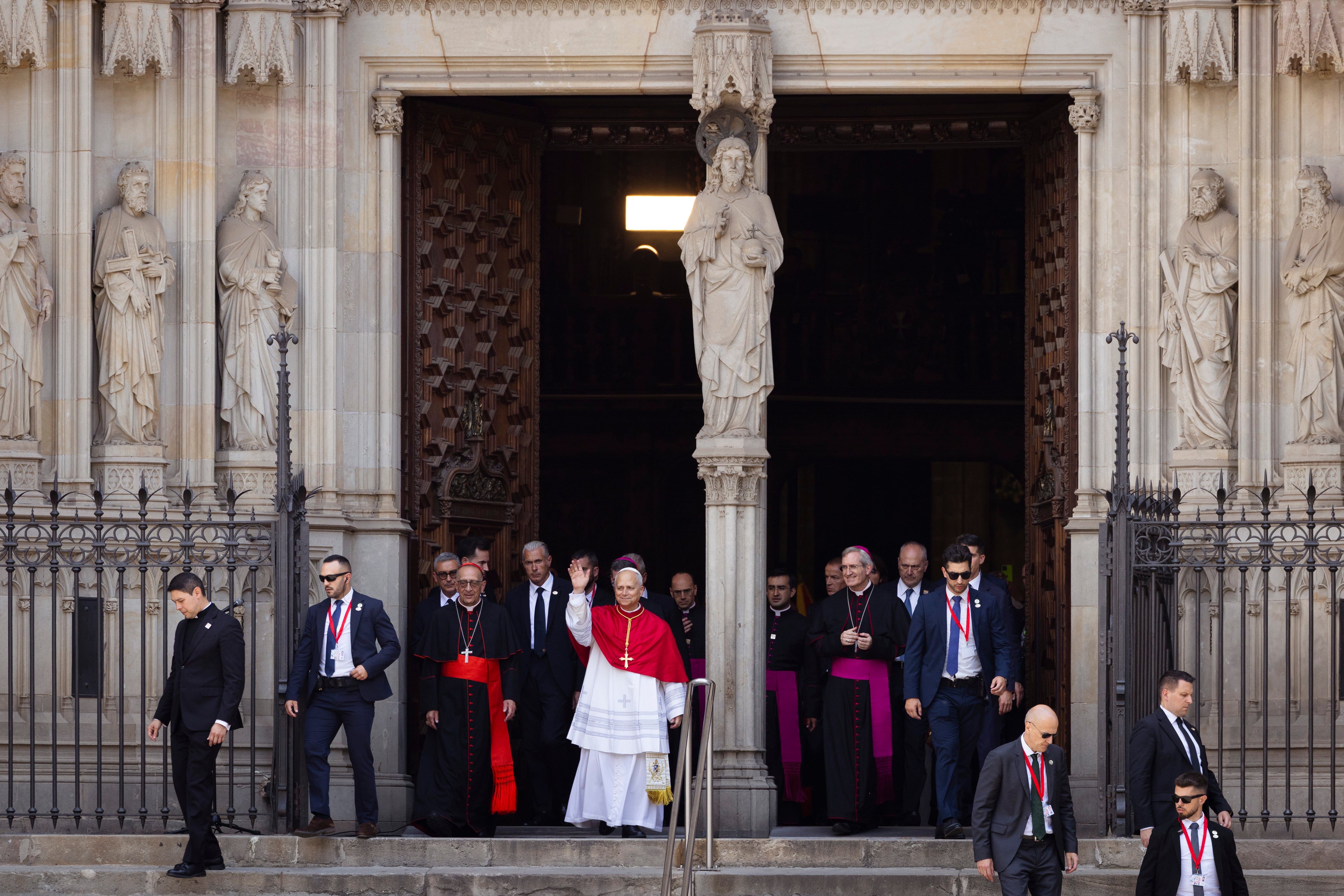 El papa León XIV saluda a la salida de la catedral de Barcelona, este martes.