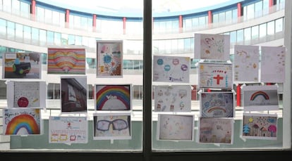 Los dibujos de los niños decoran las ventanas y paredes del hospital de campaña instalado en el pabellón 9 de Ifema, Madrid.