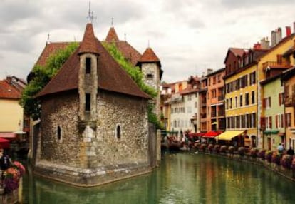 Palais de L’Isle, del siglo XII, en un islote del Thio, en Annecy.