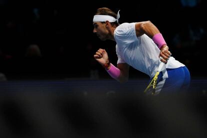 Nadal esprinta durante el partido contra Medvedev en el O2 de Londres.