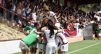 Las jugadoras del Club Deportivo Tacón celebran el ascenso a Primera.