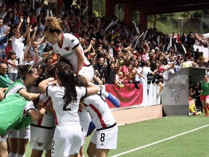 Las jugadoras del Club Deportivo Tacón celebran el ascenso a Primera.