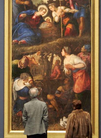 Un visitante contempla una 'Adoración de los pastores' del genial pintor italiano, que abordó ampliamente los temas religiosos.