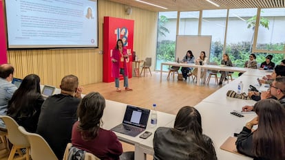 Taller "Mentiras con poder: el periodismo frente a la desinformación" con Laura Zommer, en el Centro Felicidad Chapinero, el 25 de julio 2025