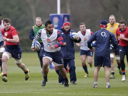 Vunipola, en un entrenamiento de Inglaterra. Tras &eacute;l, Eddie Jones.