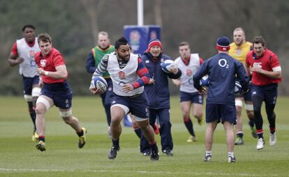 Vunipola, en un entrenamiento de Inglaterra. Tras &eacute;l, Eddie Jones.