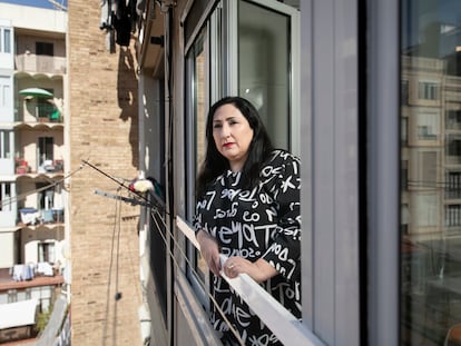 Begoña Alberdi en la misma ventana desde la que cantaban durante la pandemia.