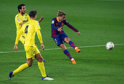 Griezmann, ante Pau Torres y Dani Parejo, durante el partido el partido ante el Villarreal en el Camp Nou.
