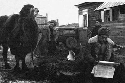 Grossman lee <i>Estrella Roja</i>. El camello es probablemente la mascota que acompañó a la 308ª División de Fusileros desde Stalingrado hasta Berlín.