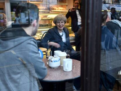 La primera ministra británica, Theresa May, en una panadería durante la campaña electoral en Fleetwood. REUTERS/Ben Stansall/Pool