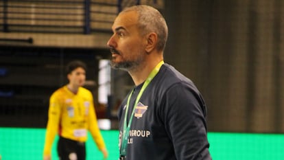 El serbio Marko Krivokapic, entrenando al Balonmano Benidorm, en una imagen facilitada por el club.