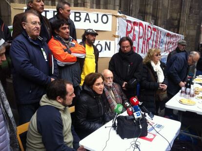 Sentados en la mesa David Fernández (CUP), Ada Colau (Guanyem) y Arcadi Oliveres (Procés Constituent), este sábado en la Iglesia del Pi.