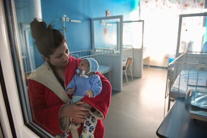 Una madre muestra a su hijo a través de una ventana en el departamento de pediatría del hospital local de la ciudad de Slobozia (Rumania), el 27 de marzo de 2019.