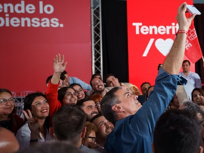 El presidente del Gobierno de España, Pedro Sánchez, se fotografía junto a simpatizantes tras el mitin ofrecido este domingo en Santa Cruz de Tenerife.