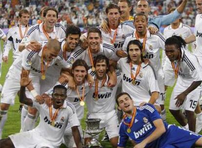 Los jugadores madridistas celebran sobre el césped la conquista del primer trofeo de la temporada oficial.