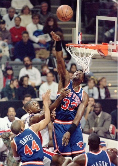 Patrick Ewing (centro), Lindsay Hunter (de blanco), Hubert Davis (izquierda) y Anthony Mason (derecha) durante una jugada en un partido entre los Detroit Pistons y Los New York Knicks en 1995.