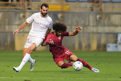 Akram Afif disputa el balón con Juan Cruz, durante el partido amistoso que la Cultural Leonesa y la selección de Catar.