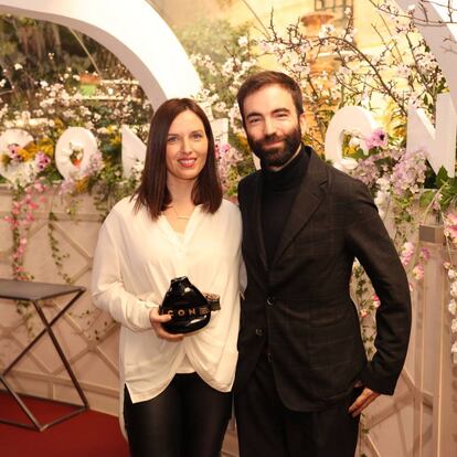 Mar Agea, directora de marketing de Puig España, y Carlos Primo, jefe de redacción de moda y belleza de ICON, en la entrega del premio Embajador a Pacollection de Paco Rabanne.