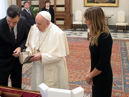 El papa Francisco junto a Pedro Sánchez y su esposa, este sábado.