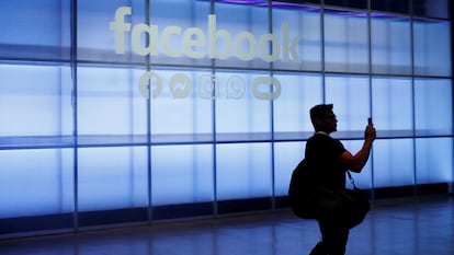 Un asistente a la conferencia Facebook Inc's F8 en San Jose, California, el pasado abril.