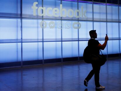 Un asistente a la conferencia Facebook Inc's F8 en San Jose, California, el pasado abril.