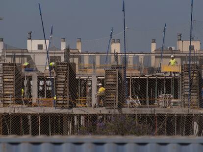 Construcción de un edificio de viviendas en Bormujos (Sevilla), el pasado 11 de mayo.