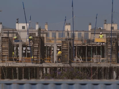 Construcción de un edificio de viviendas en Bormujos (Sevilla), el pasado 11 de mayo.