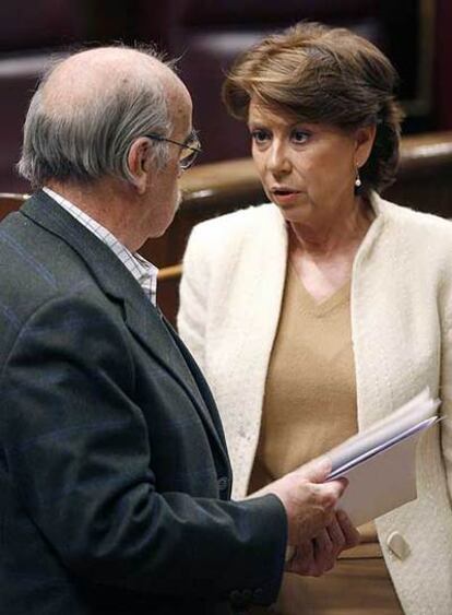 Magdalena Álvarez, ayer, con José Antonio Labordeta en las Cortes.