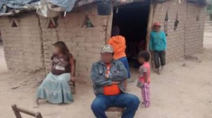 La familia de la niña violada en su casa de Alto de la Sierra.