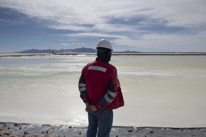 Un trabajador frente a una instalación de producción de litio de propiedad estatal en el Salar de Uyuni, en Potosí (Bolivia)